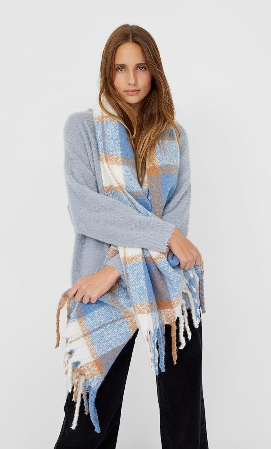 En azul, blanco y cuadros en beige con flecos, esta bufanda de cuadros de Stradivarius cuesta 12,99 euros.