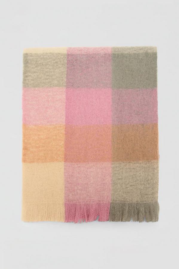 En tonos pastel que van del rosa al verde, esta bufanda de cuadros es de Pull&Bear y cuesta 12,99 euros.