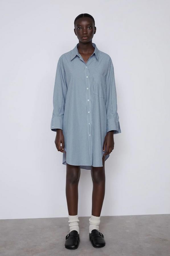 Con rayas en azul oscuro y blanco, esta camisa oversize de Zara en popelín viene con bolsillo de plastrón en el pecho y bajo asimétrico con aberturas laterales. Tiene cierre delantero de botones y cuesta 19,95 euros. Está disponible entre las tallas XS y XL.