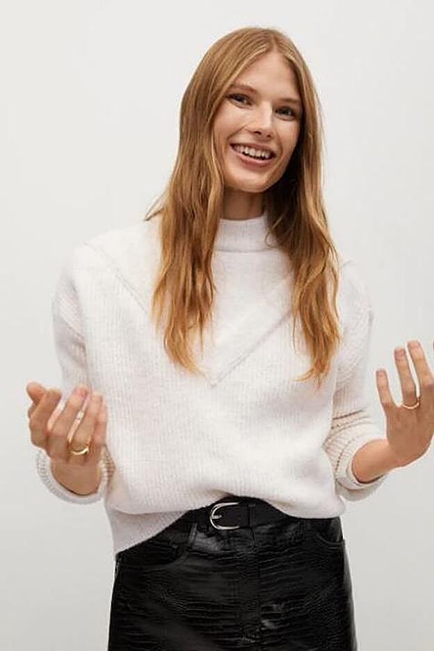 El jersey blanco que le hemos fichado a Tamara Falcó es de mango y lo puedes comprar rebajado en el Black Friday.