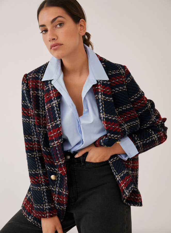 Americana estampada a cuadros con silueta recta, solapa esmoquin y botones decorativos. Costaba 79,99 euros y con el descuento Black Friday se queda en 63,99 euros.