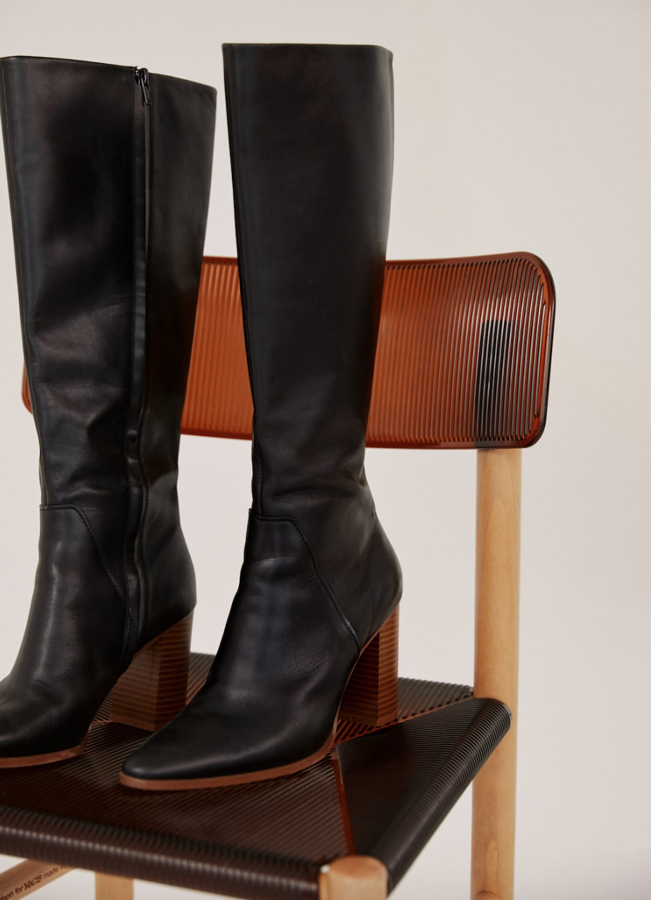 Unas botas altas con la anchura que buscabas, confeccionadas en piel cien po cien. El tacón ancho mide 9 centímetros. Pasan de 149,99 euros a 119,99 euros.