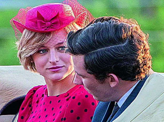 Emma Corrin y Josh O'Connor como Diana de Gales y el príncipe Carlos en la serie 'The Crown'.