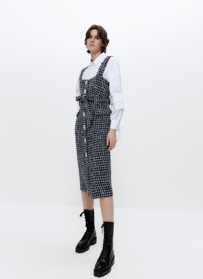 Podría ser de Chanel, pero este vestido midi de tweed con imponentes botones joya es de Uterqüe, y ha llegado a los Special Prices rebajado a 119.25 euros.