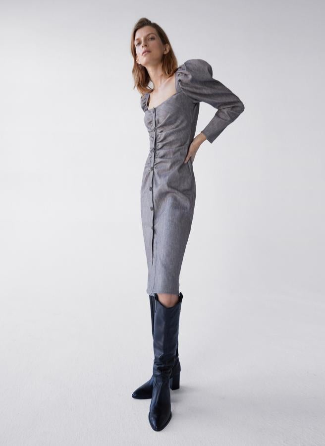 De silueta lápiz, manga abullonada, favorecedor drapeado en el cuerpo y escote balconette, este vestido gris con botones joya es otro de los chollos que hemos encontrado en los Special Prices de Uterqüe, rebajado a 96.75 euros.