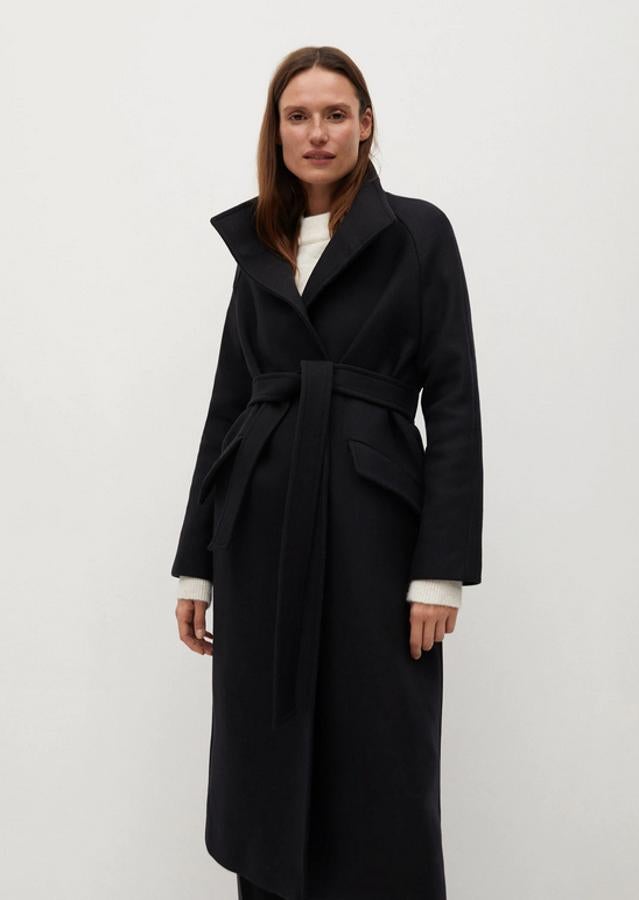 En color negro, confeccionado en lana reciclada y de diseño largo cruzado, este abrigo con cuello chimenea viene con bolsillos laterales y cinturón extraíble a tono. Con cierre frontal de botones ocultos, ha pasado de 119,99 euros y ahora podemos encontrarlo por 59,99 euros entre las tallas XS y XL.