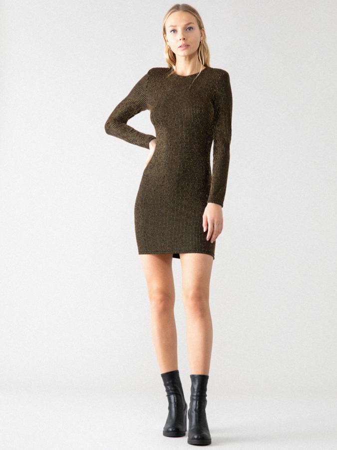 Con hombreras y cuello redondo, este vestido ajustado de manga larga confeccionado en un tejido elástico de canalé con hilo brillante. Disponible entre las tallas XS y XL, tiene un precio de 12,99 euros.