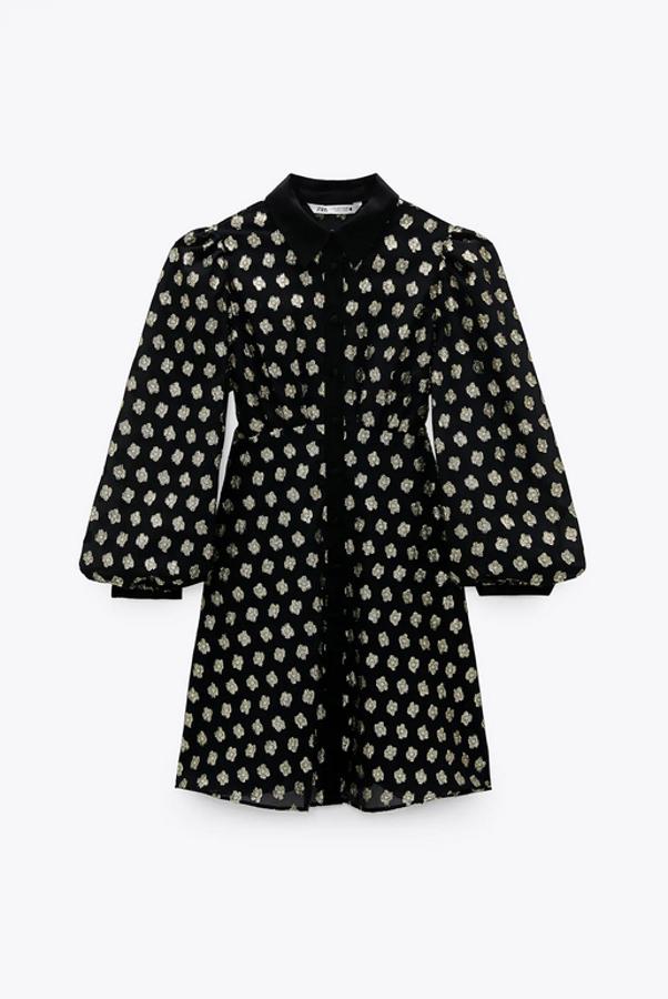 De cuello solapa y manga larga, este vestido corto negro con estampado de hilo metalizado tiene cierre frontal con botones. Podemos encontrarlo entre las tallas XS y XXL por 29,95 euros.
