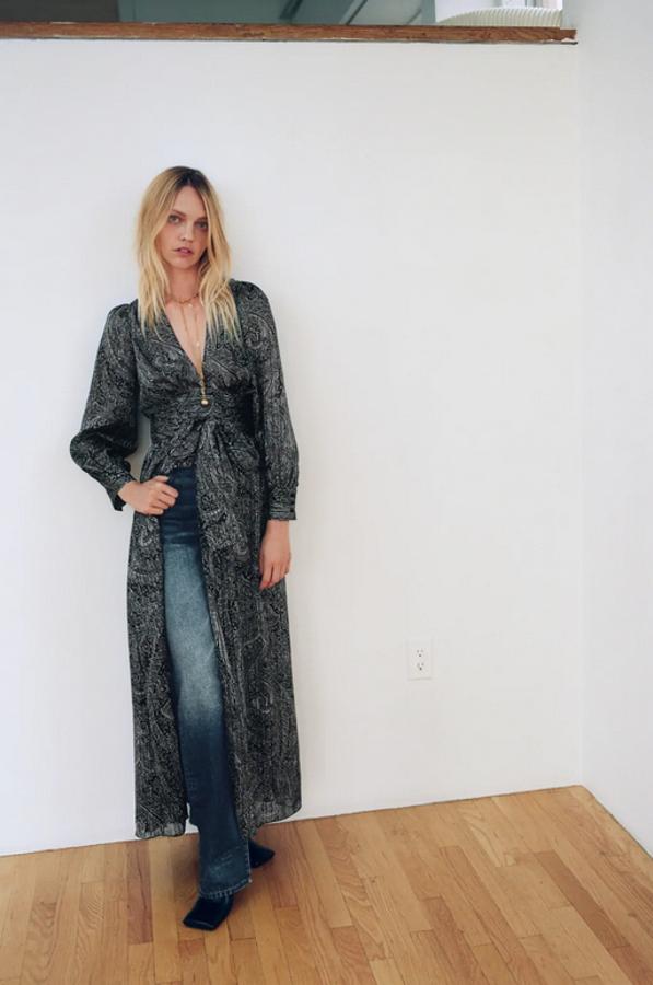 Estampado paisley en blanco sobre fondo negro para este vestido largo de escote de pico cruzado con manga larga acabada en puño y cierre cruzado tipo pareo con cinturón a tono en el mismo tejido. Tiene un precio de 59,95 euros y está disponible entre las tallas XS y XL.