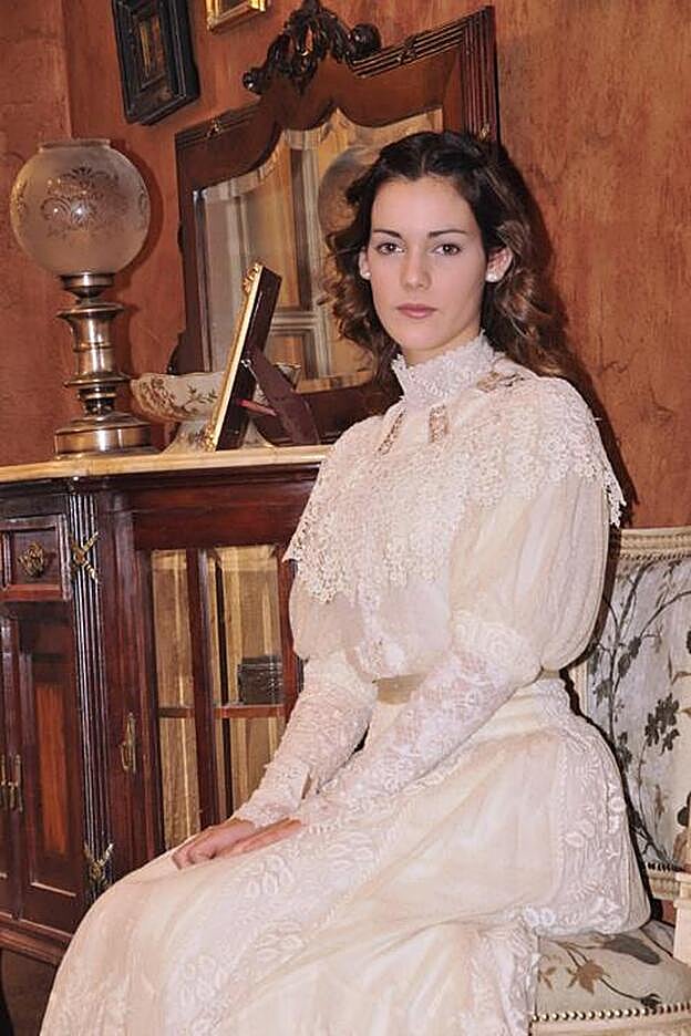 Alejandra dejó de estudiar Publicidad para aceptar un papel en 'El secreto de Puete Viejo'.