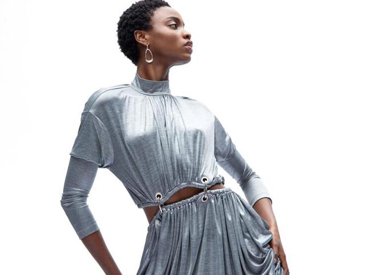 Fotos: Vuelven los tejidos metalizados: pantalones y looks festivos para no perder ni un ápice de estilo (incluso en plena pandemia)