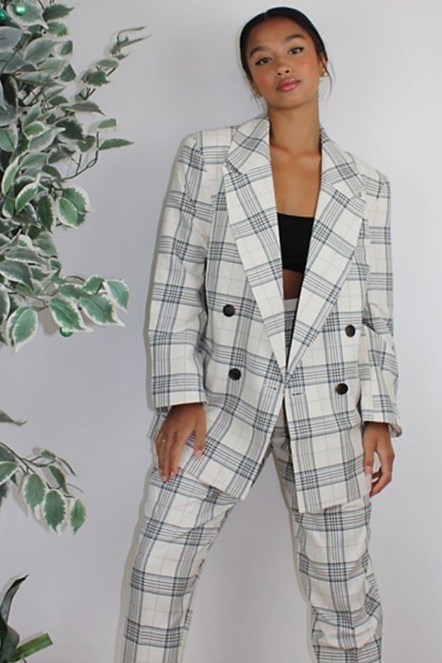 Nuestro favorito en la colección de Asos es este traje con silueta 'dad' en tonos claros.