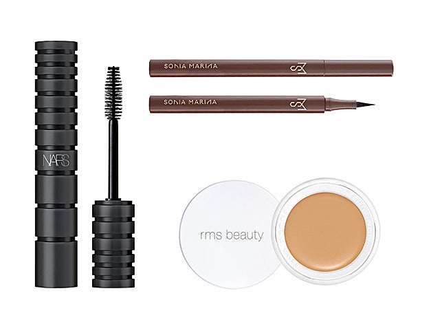 Climax Extreme Mascara de Nars (25 €). Eyeliner Black Stroke de Sonia Marina (25 €). “Un” Cover-Up de RMS Beauty (39 €, en Spehora).