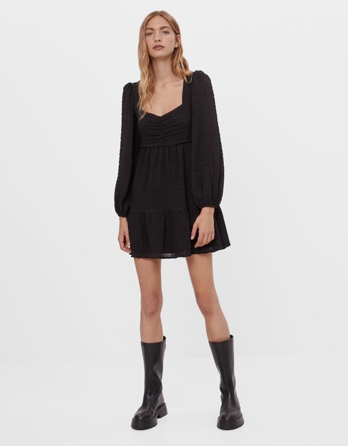 Nunca tenemos suficientes LBDs en el fondo de armario, por eso no nos podemos resistir a este de plumetti de Bershka, que llegará al Black Friday a mitad de precio (antes, 25.99 euros).