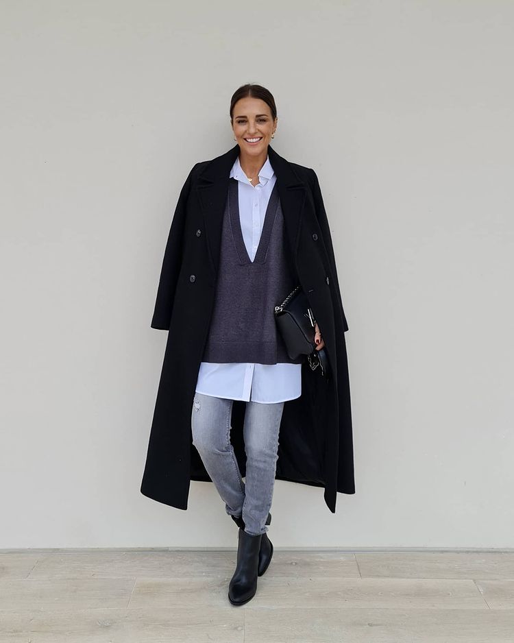 Este sencillo look urbano de Paula Echevarría nos encamoró gracias a su abrigo de inspiración masculina de Mango.