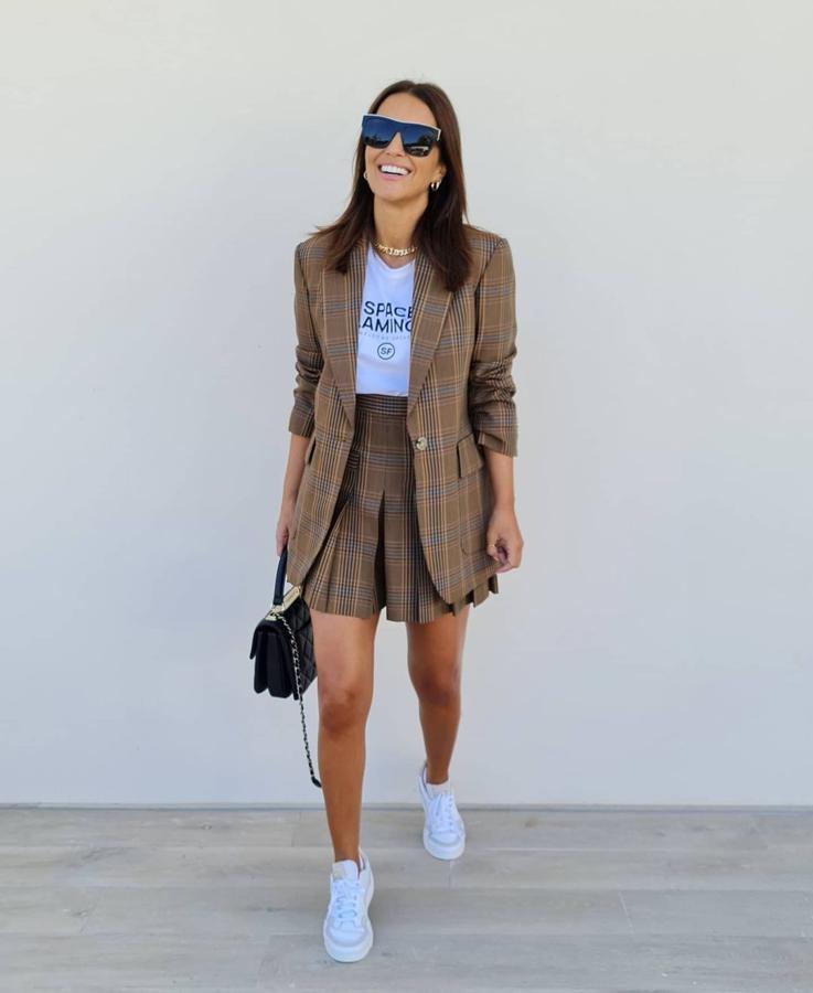 Enamoradas de este look 'collage' con traje de cuadros de Sandro y zapatillas de Adidas.
