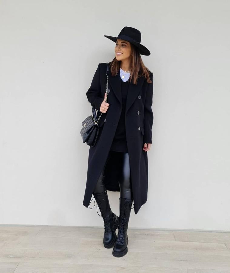 Un look 'dark' y low cost con leggings efecto vinilo de Primark y botas de suelatrack de Stradivarius.