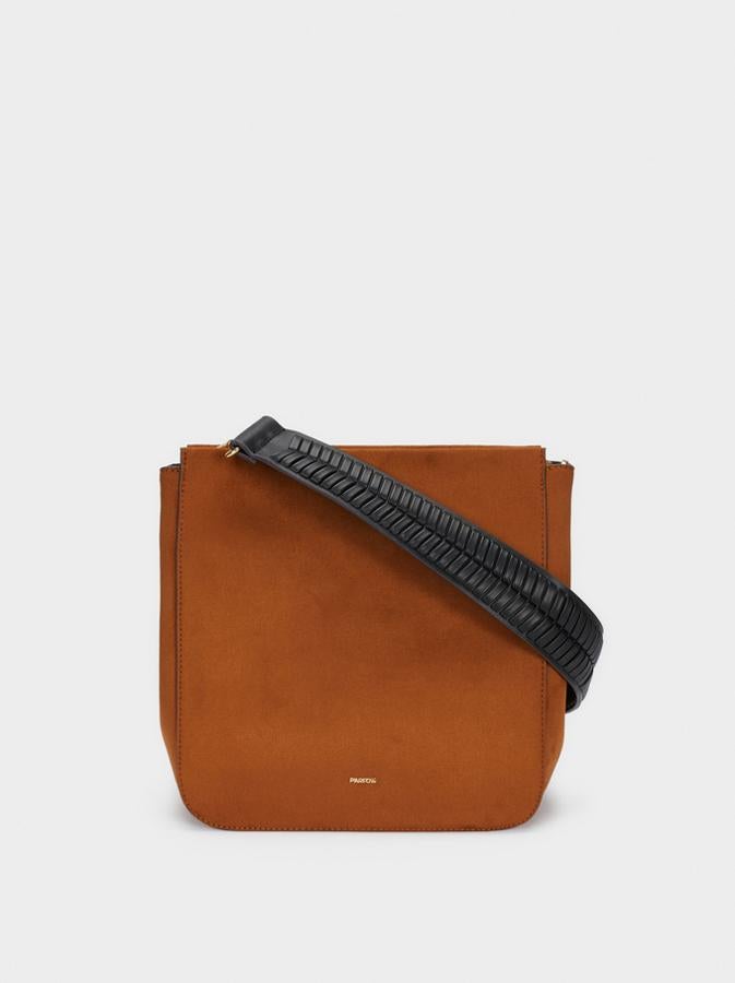 Disponible en azul y camel, este bolso de hombro con textura de ante y asa ancha extraíble costaba 27,99 euros y ahora podemos comprarlo por 22,39 euros.