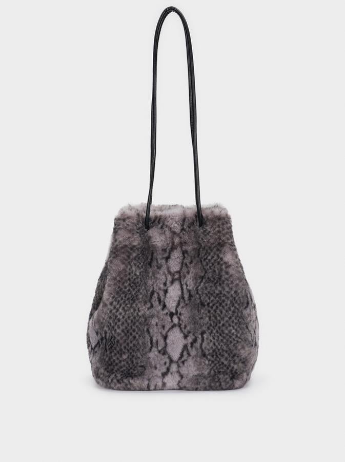 Disponible en gris o en verde turquesa, este bolso con estampado de serpiente tipo bombonera y asa de hombro en negro tenía un precio de 19,99 euros y ahora podemos encontrarlo por 15,99 euros.