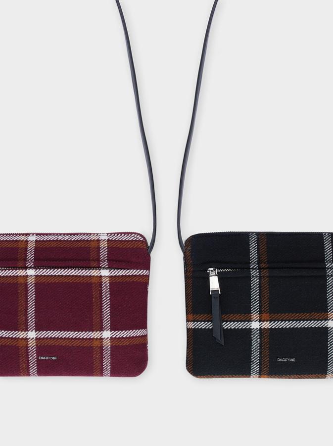 Los cuadros son uno de los estampados tendencia de la temporada y en Parfois los han llevado a estos bolsos en formato bandolera en dos versiones, negra o granate, con cuadros en blanco y marrón. Vienen con asa de hombro en negro. De 9,99 euros ha pasado a costar 7,99 euros.