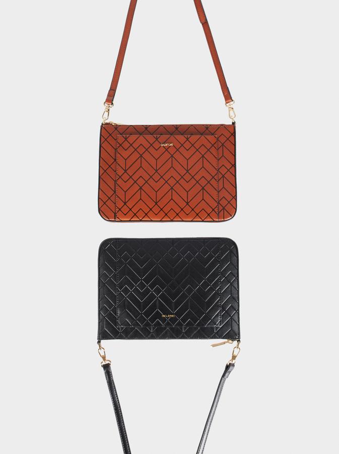 En marrón o en negro, este bolso bandolera con el asa de hombro en su respectivo tono viene con un bonito exterior grabado, bolsillo frontal exterior y cierre superior de cremallera. De 12,99 euros ha pasado a costar 10,39 euros.