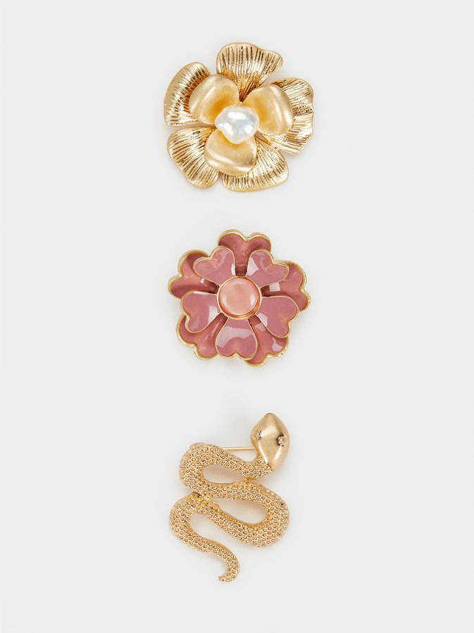 Este set de Parfois combina tres propuestas diferentes, con una flor dorada y perla, otra flor en rosa y una en forma de serpiente. De 9,99 euros ha pasado a costar 7,99 euros.