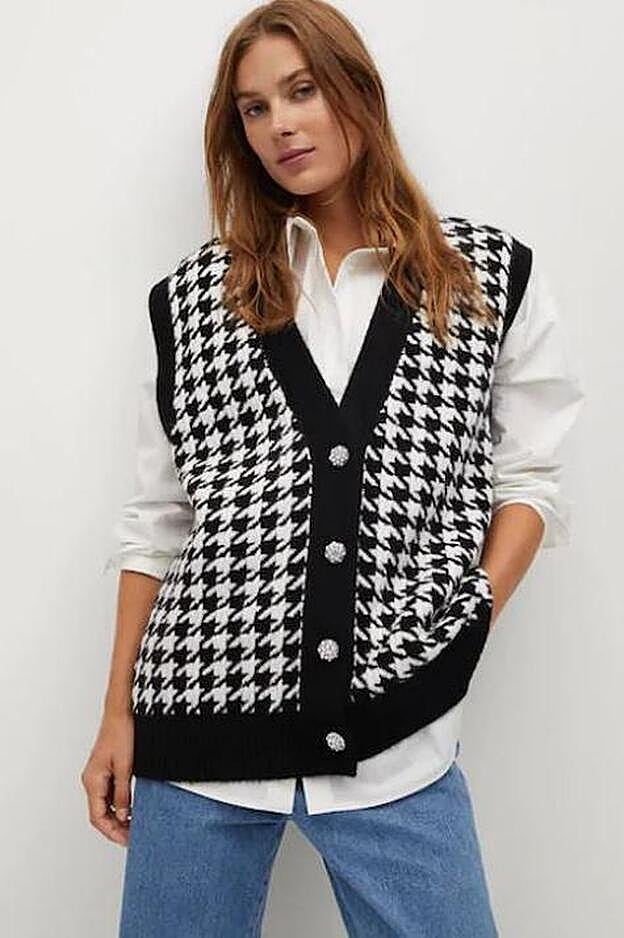 Este chaleco de pata de gallo de Mango lleva semanas con lista de espera. ¿Volverá para el Black Friday?