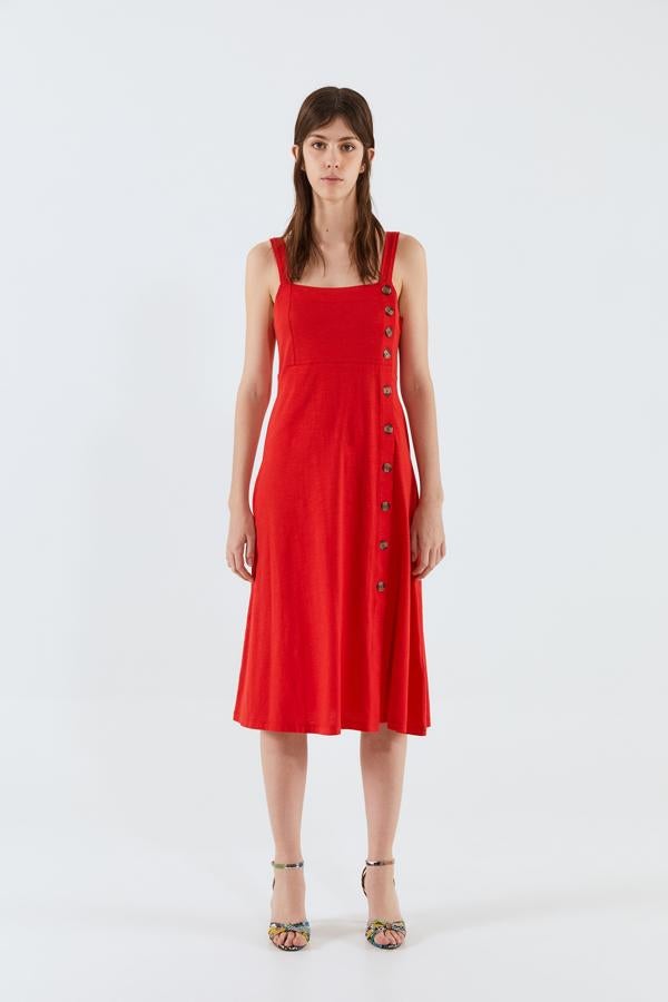 Vestido midi con cierre de botones laterales, de Sfera (9,55 €).