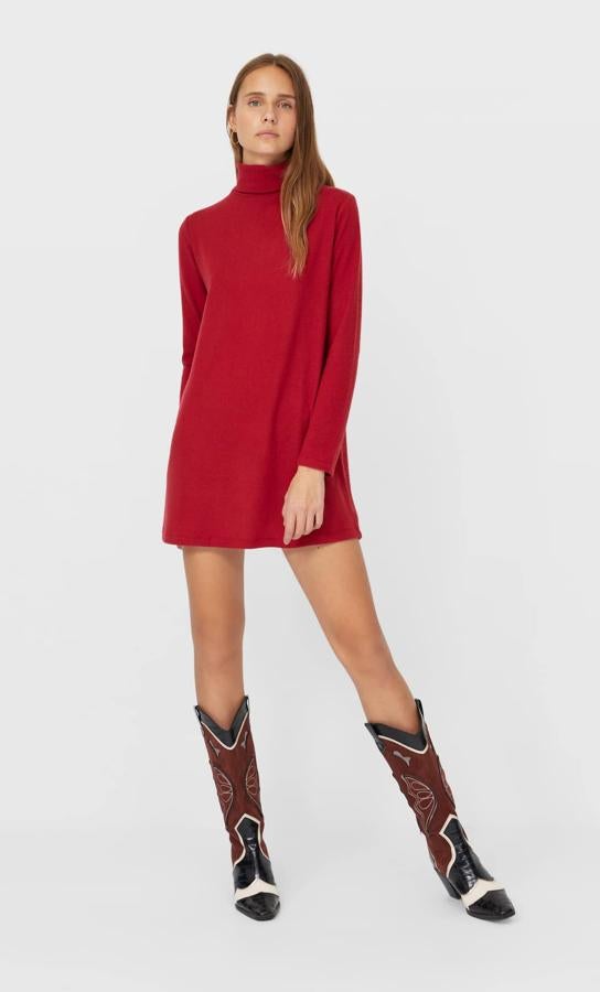 Minivestido de punto de manga larga y cuello vuelto, de Stradivarius (12,99 €).