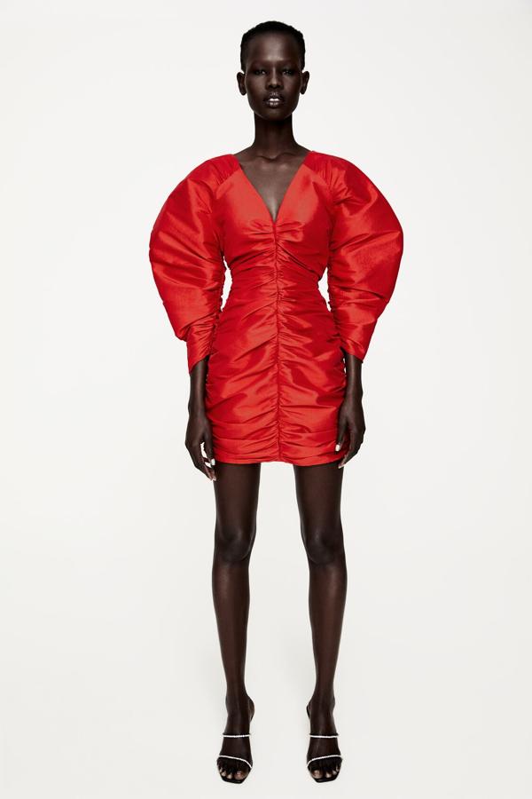 Vestido mini drapeado, de Zara (39,95 €).