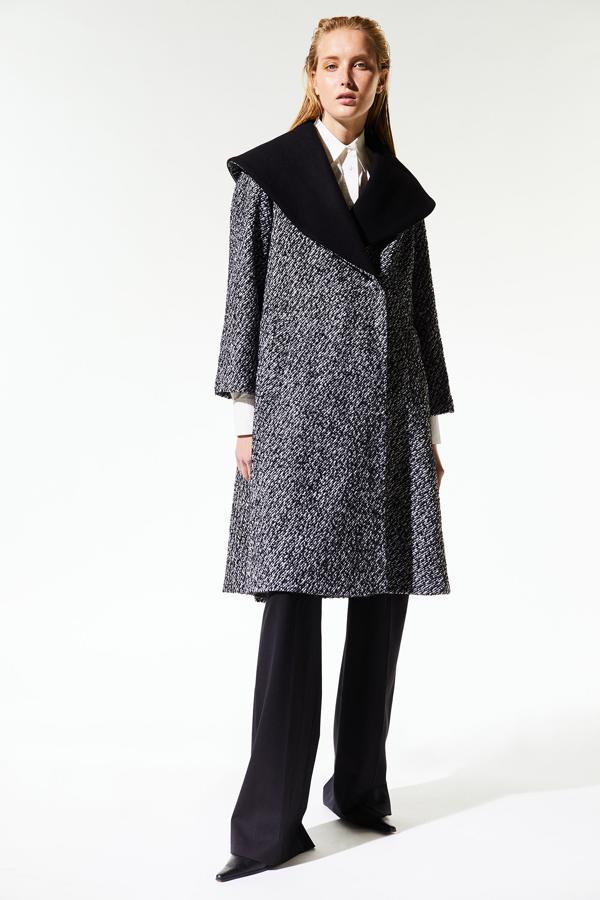 En formato capa, con diseño de espiga en blanco y negro y cuello amplio en este último color, con cierre oculto y mangas amplias sin puño, ha pasado de 89,99 euros a 71,99 euros y está disponible en las tallas S y M.