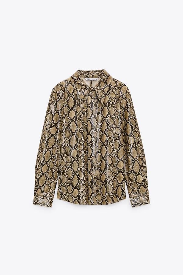 Con estampado en efecto piel de serpiente y cierre delantero con botones forrados, esta camisa de cuello solapa y manga larga ha pasado de 29,95 euros a 17,97 euros.