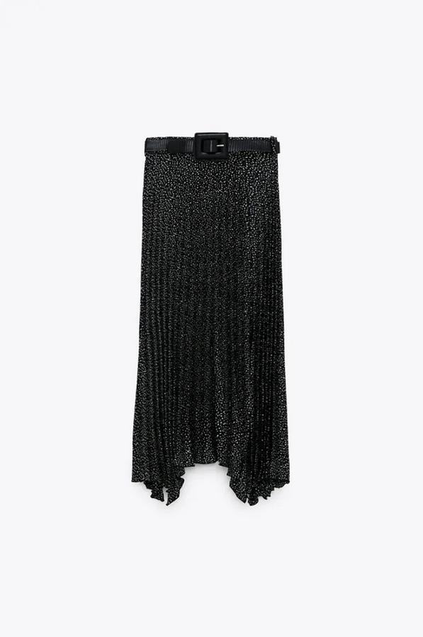 Con bajo asimétrico, esta falda plisada negra con estampado en crudo viene con cinturón de hebilla cuadrada y cierre en espalda con cremallera. De 29,95 euros se queda en 17,97 euros.