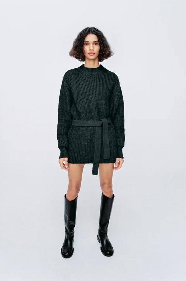 De cuello subido y manga larga acabada en puño, este jersey de punto en una combinación de azul y gris con cinturón a tono costaba 29,95 euros y ahora está por 17,97 euros.