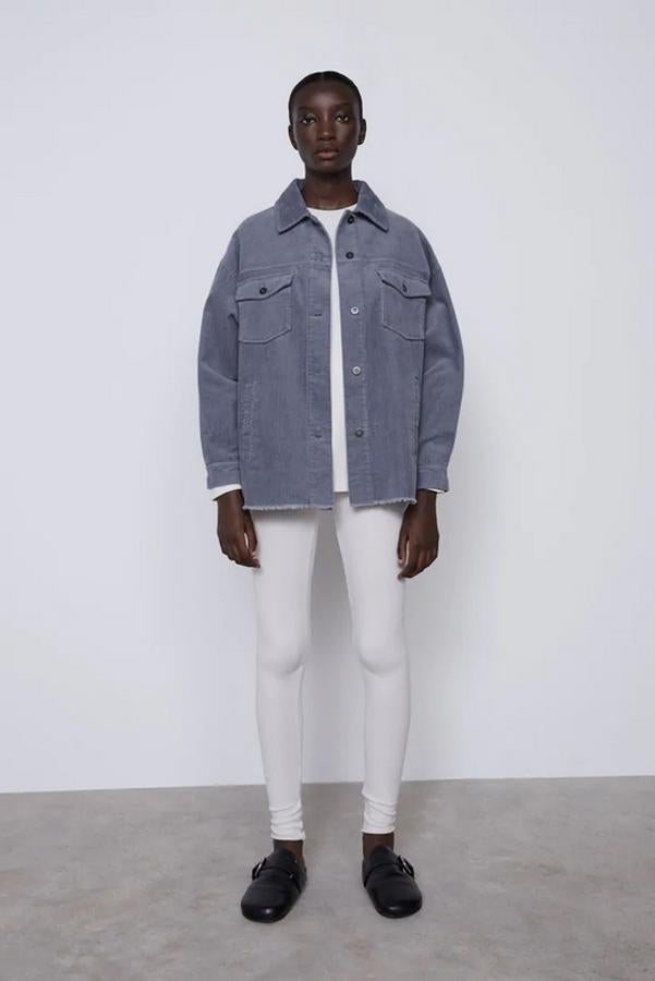 Disponible en rojo, blanco y gris, esta sobrecamisa de pana con cuello solapa y manga larga viene con bolsillos delanteros de plastrón con solapa y bajo con acabado desflecado. De 29,95 euros se queda en 17,97 euros.