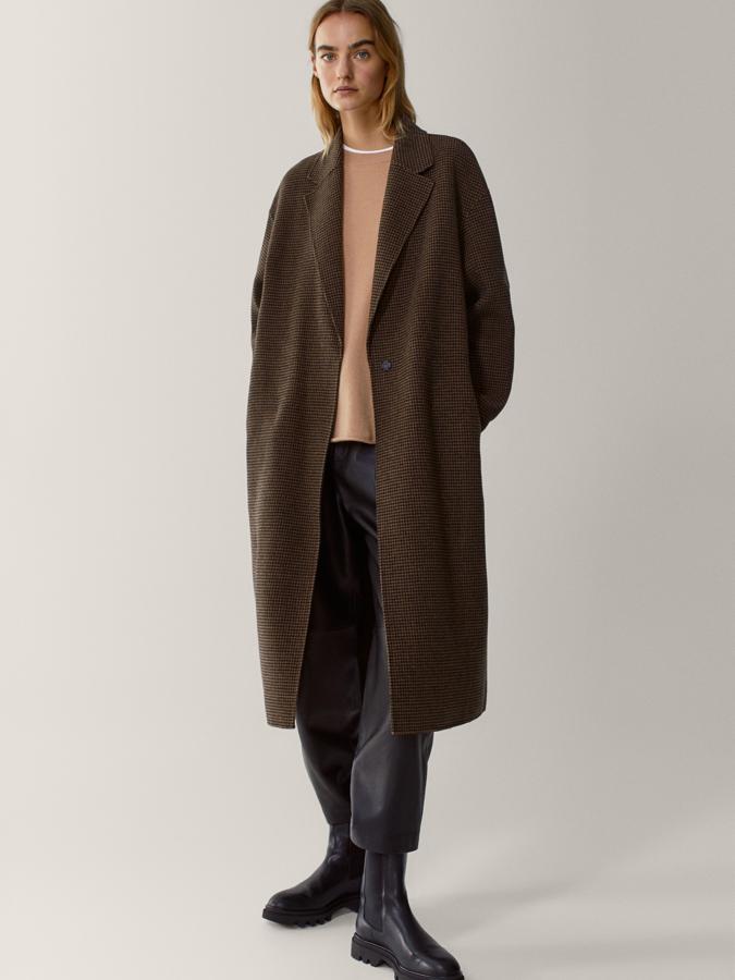 De silueta oversize e inspiración masculina, este abrigo con estampado pata de gallo de Massimo Dutti pasa de 199 a 119 euros en el Black Friday.