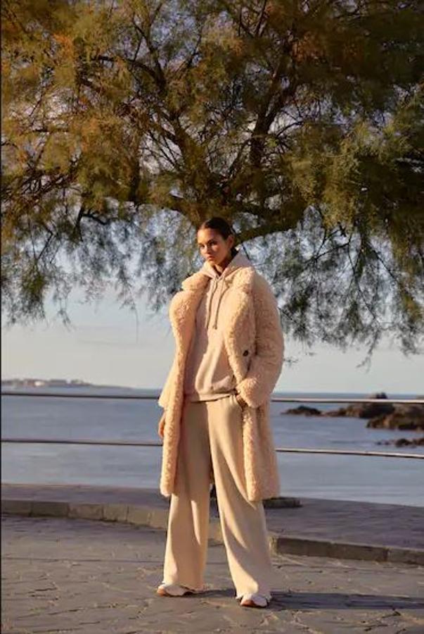 En Pull&Bear hemos encontrado este abrigo de pelo súper calentito y favorecedor, que tiene un -20% de descuento sobre los 49.99 euros de su precio original durante el Black Friday.