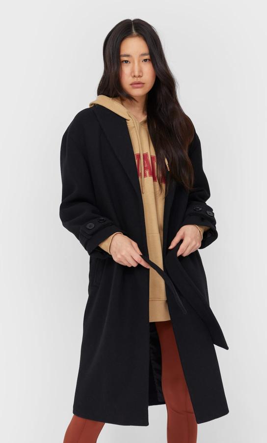 Este abrigo negro tipo batín de Stradivarius es un básico atemporal que, además, está rebajado en el Black Friday de 59.99 a 41.99 euros.