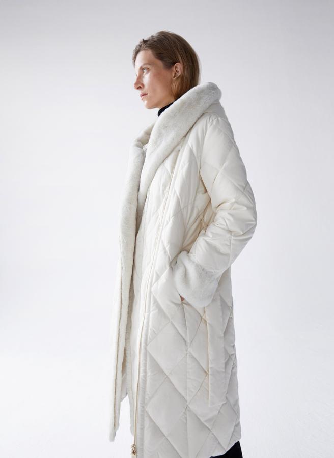 Los abrigos guateados están a la última esta temporada, y este blanco con cuello de pelo es súper elegante, súper tendencia... y está súper rebajado en el Black Friday de Uterqüe ( de 229 a 170 euros).