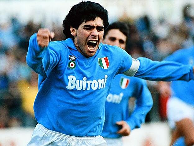 Maradona celebrando un gol con el Nápoles.