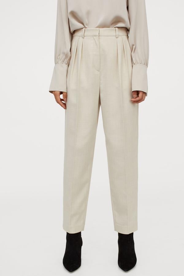 Pantalones de vestir de tiro alto y pinzas, en color crudo, de H&M. ya puedes comprarlos rebajados en el Black Friday de la marca sueca.