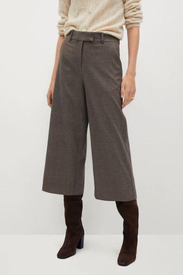 De nuevo de corte culotte, estos pantalones de cuadros con perfectos para un look working girl y los puedes comprar a precio de chollo en las rebajas Black Friday de Mango.