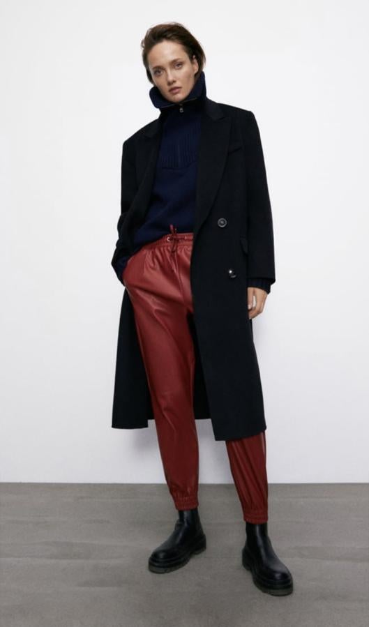 ¿Aún sin pantalones de efecto piel? Apuesta por unos tipo jogger como estos de Zara con descuento de Black Friday.