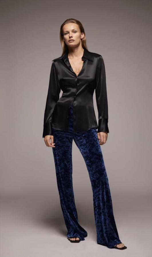 El terciopelo es para el invierno y estos pantalones en azul noche nos hane namorado. Si además los podemos comprar en el Black Friday de Zara mucho más baratos, mejor aún.