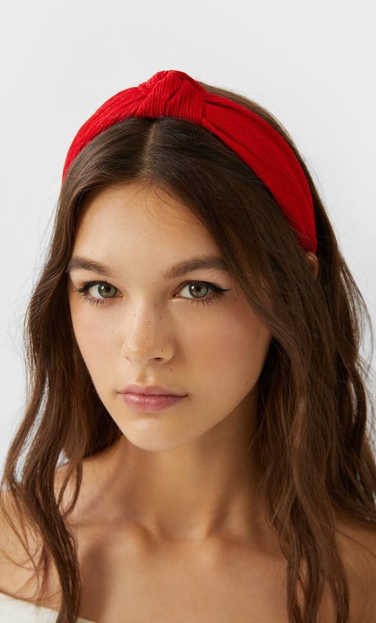 El más fácil sin duda, pero también el más tendencia. Las diademas como esta roja (5,99 euros) aportan un toque sofisticado al look y las puedes usar tanto en el día a día como en un look de invitada.