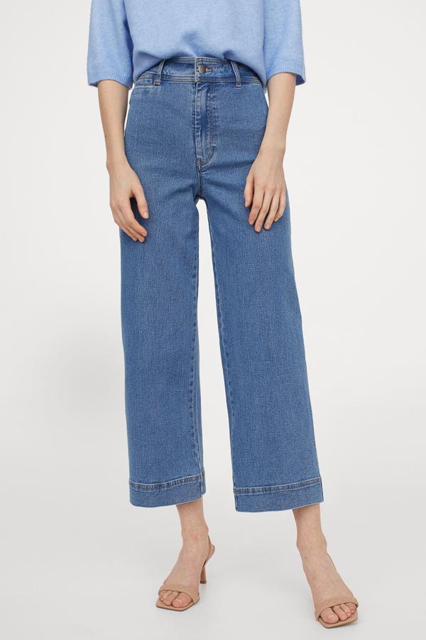 Y vamos con unos culotte, el corte que mejor sienta. Estos vaqueros son de este corte y en un tejido denim fino para mayor comodidad. Tienen rebaja de Black Friday en H&M.