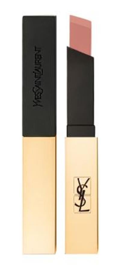 Yves Saint Laurent es siempre sinónimo de calidad y su barra de labios Rouge Pur Couture The Slim no defrauda en absoluto. Estamos ante una textura sedosa que no sólo cubre, sino que se adapta a la perfección a la forma de tus labios, con una sensación de ligereza que te hará creer que no llevas nada. Esta barra de labios cuadrada está disponible en un abanico de 24 colores de acabado mate, presentada en un elegante estuche metalizado negro y dorado.  En El Corte Inglés lo tienes  por sólo 21,05 euros, con una rebaja del 45%.