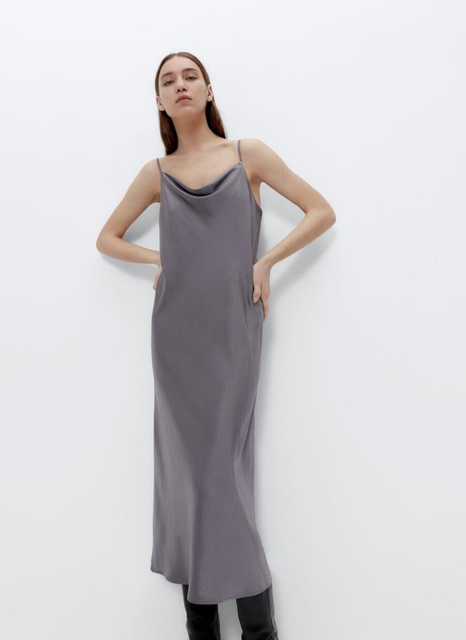 Con escote de pico y tirantes, este vestido lencero gris de diseño largo está disponible entre las tallas XS y L por 99 euros.