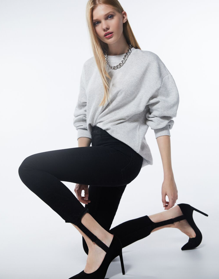 Probablemente los vaqueros que primero nos compraríamos en esta colección denim años 90 de Bershka: unos 'fuseau' negros que estilizan y actualizan cualquier look (29,99 euros).