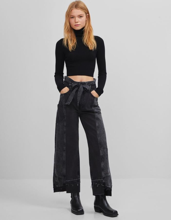 Uno de los diseños más originales de la colección de Bershka: unos vaqueros con pernera ancha y decoración de parches, con cintura 'paper bag' (69,99 euros).